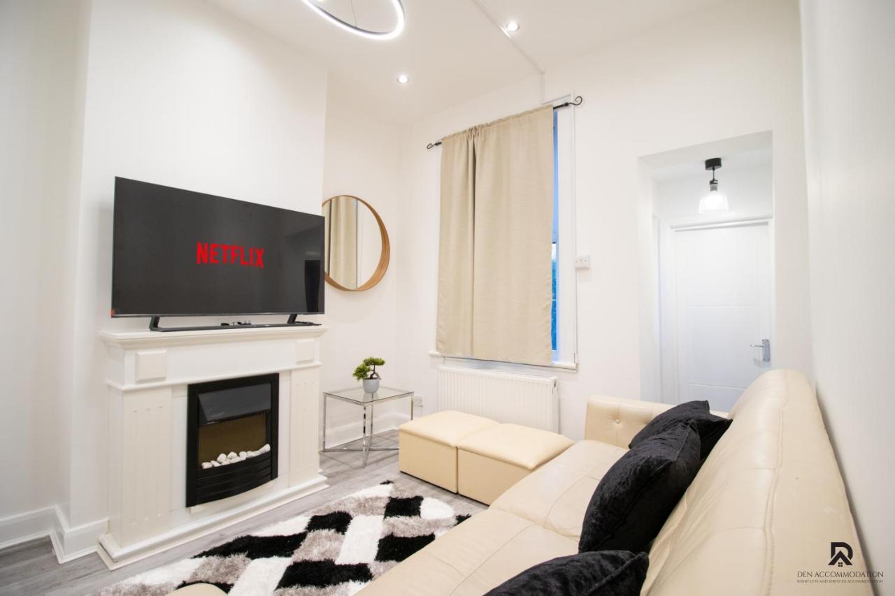 Appartement Newly Launched Two Bedroom By Den Short Lets & Serviced With Garden *