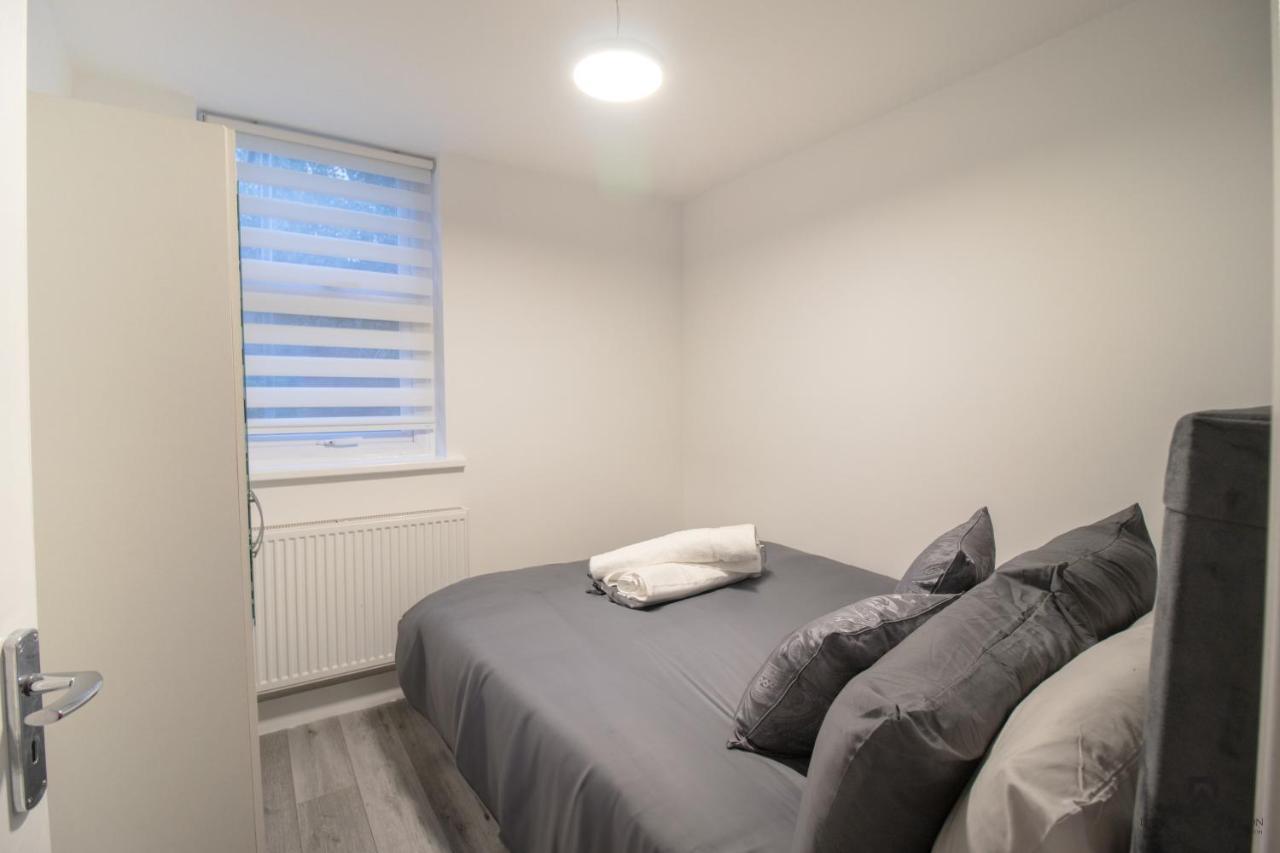 Newly Launched Two Bedroom By Den Short Lets & Serviced With Garden Appartement *