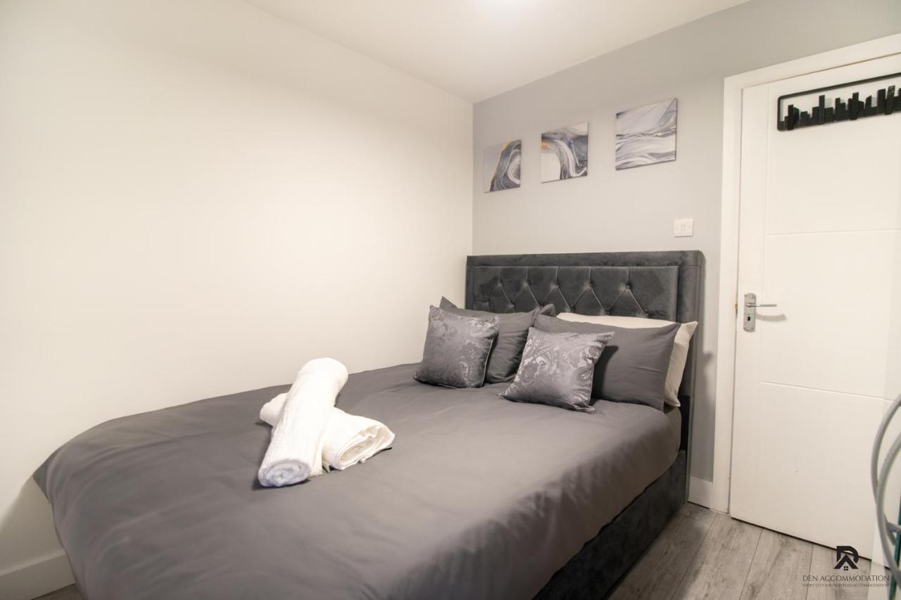 Newly Launched Two Bedroom By Den Short Lets & Serviced With Garden Appartement Londen