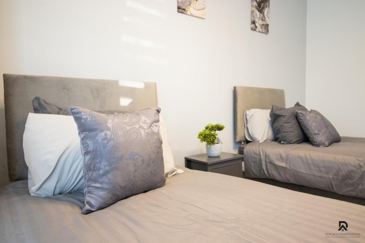Newly Launched Two Bedroom By Den Short Lets & Serviced With Garden Appartement