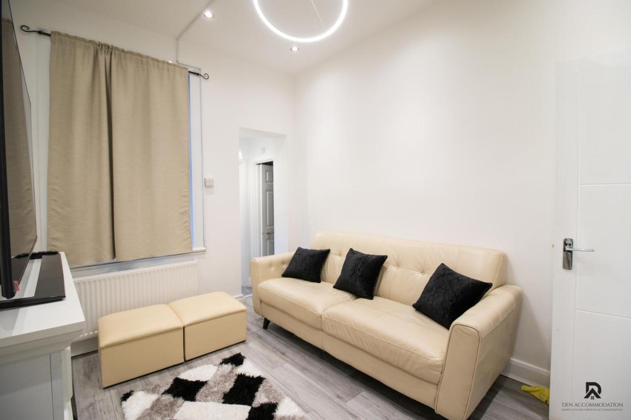 Appartement Newly Launched Two Bedroom By Den Short Lets & Serviced With Garden