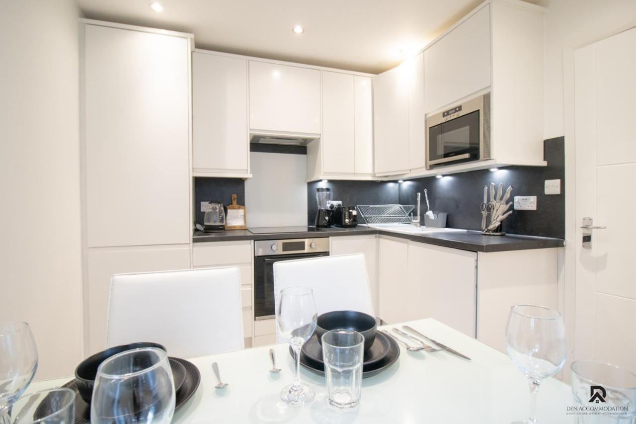 Newly Launched Two Bedroom By Den Short Lets & Serviced With Garden Londen