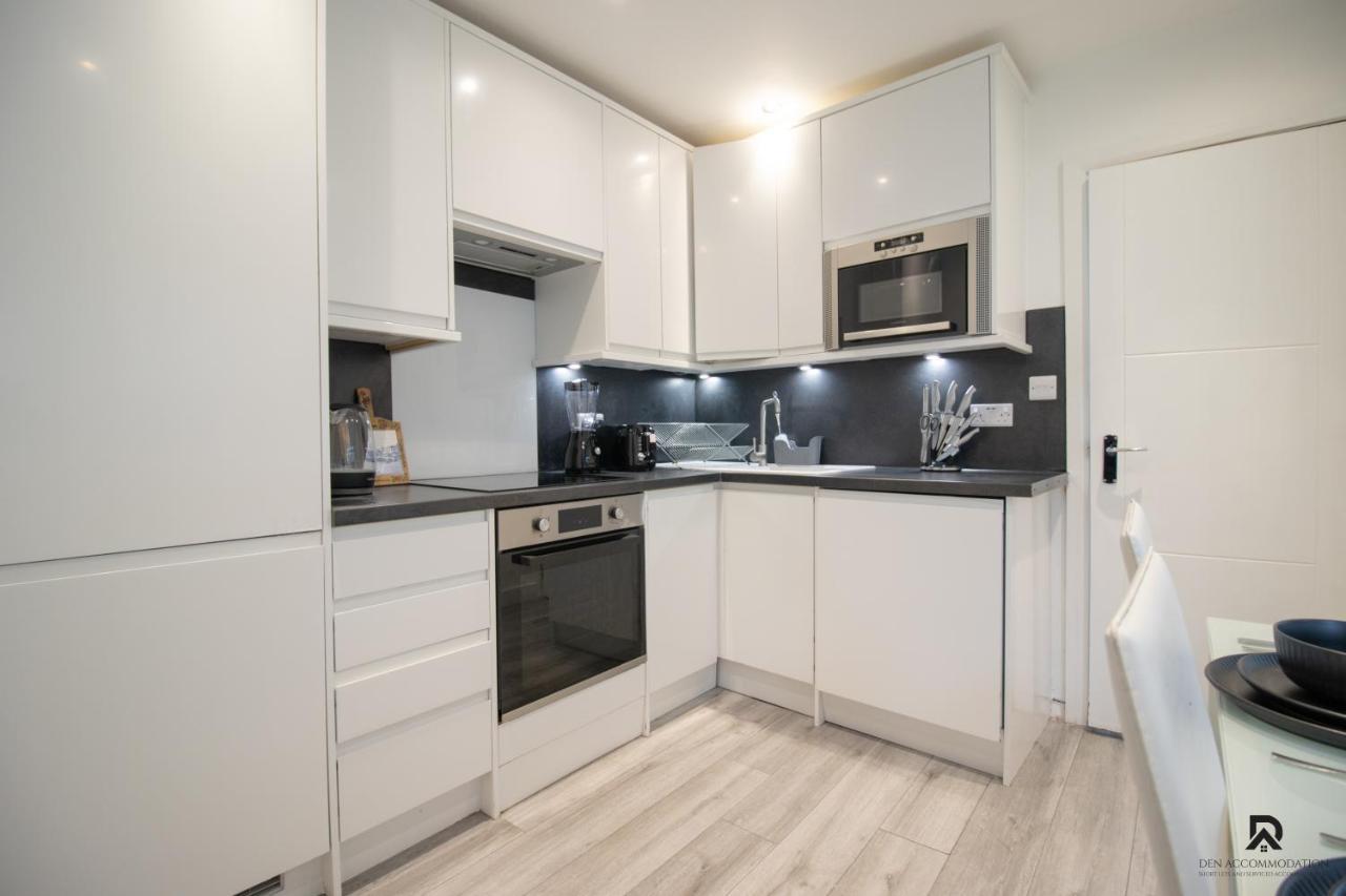 Appartement Newly Launched Two Bedroom By Den Short Lets & Serviced With Garden Londen