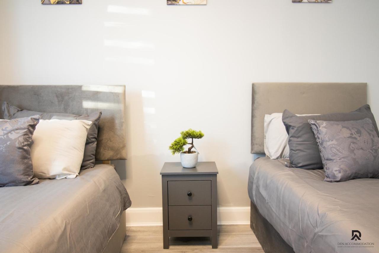 Newly Launched Two Bedroom By Den Short Lets & Serviced With Garden Appartement Londen