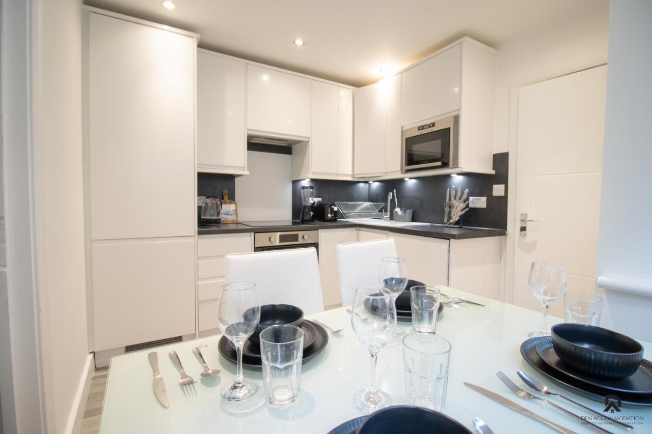 Appartement Newly Launched Two Bedroom By Den Short Lets & Serviced With Garden *