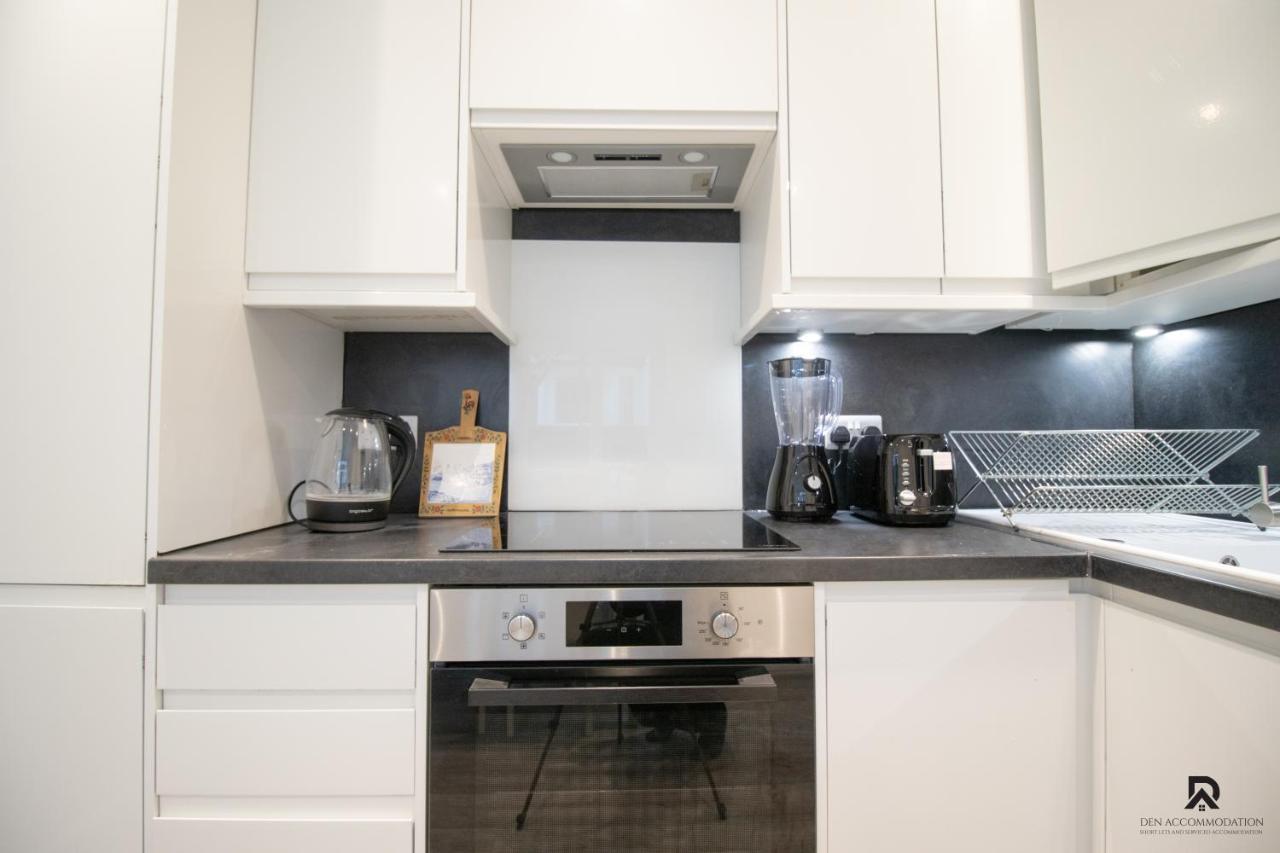 Newly Launched Two Bedroom By Den Short Lets & Serviced With Garden Appartement *