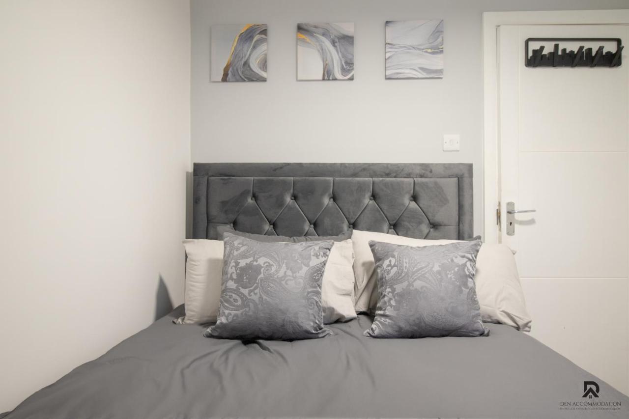 Newly Launched Two Bedroom By Den Short Lets & Serviced With Garden Londen