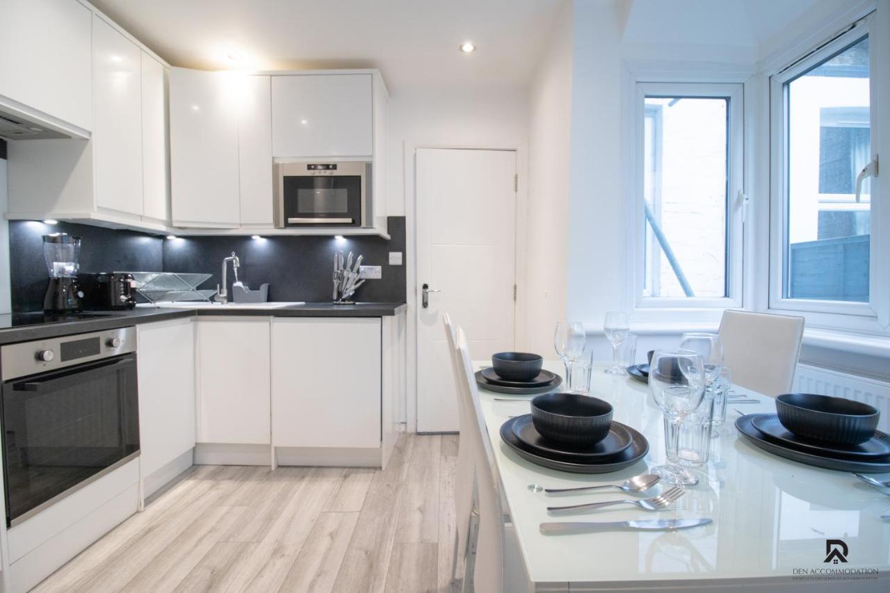 Newly Launched Two Bedroom By Den Short Lets & Serviced With Garden * Londen