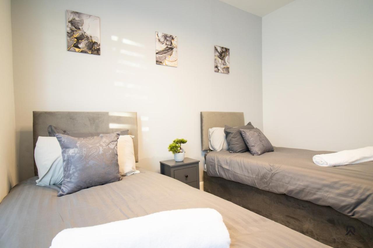 Newly Launched Two Bedroom By Den Short Lets & Serviced With Garden Appartement Londen