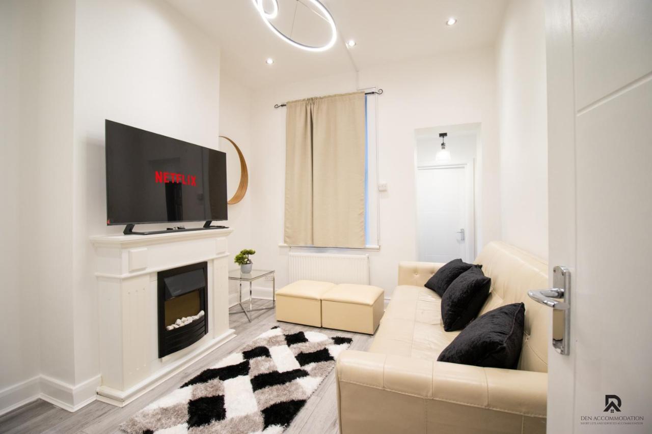 Newly Launched Two Bedroom By Den Short Lets & Serviced With Garden Appartement