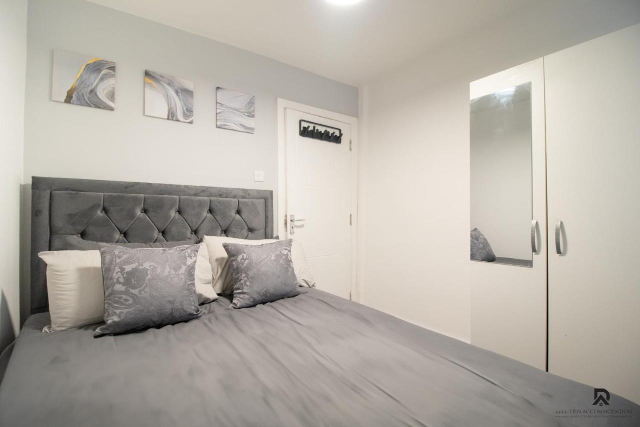 Newly Launched Two Bedroom By Den Short Lets & Serviced With Garden Appartement *