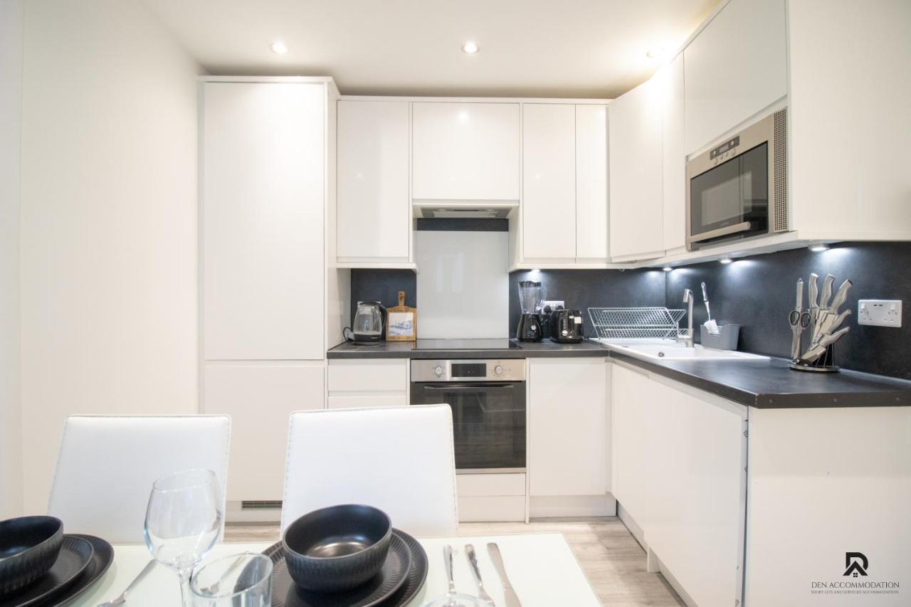 Appartement Newly Launched Two Bedroom By Den Short Lets & Serviced With Garden Londen