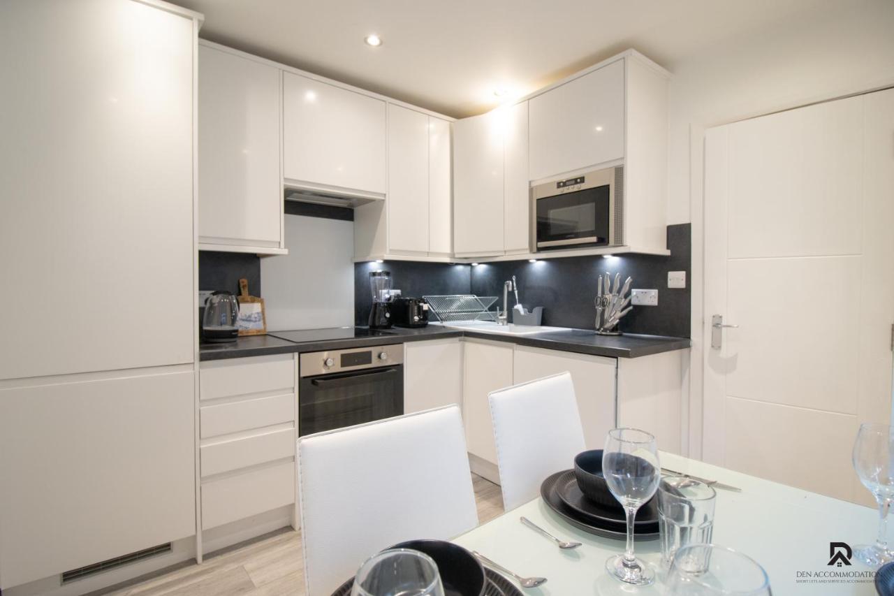 Newly Launched Two Bedroom By Den Short Lets & Serviced With Garden * Londen