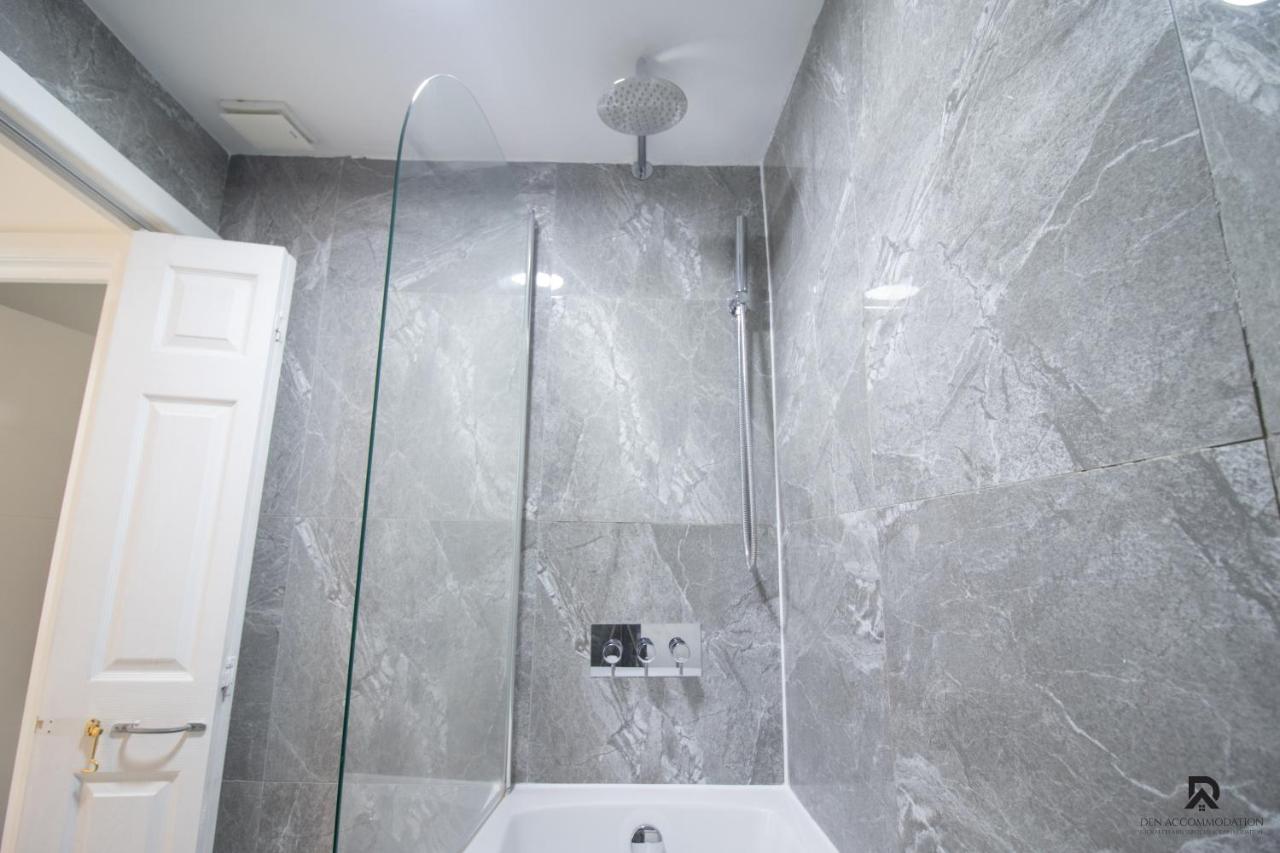 Newly Launched Two Bedroom By Den Short Lets & Serviced With Garden * Londen