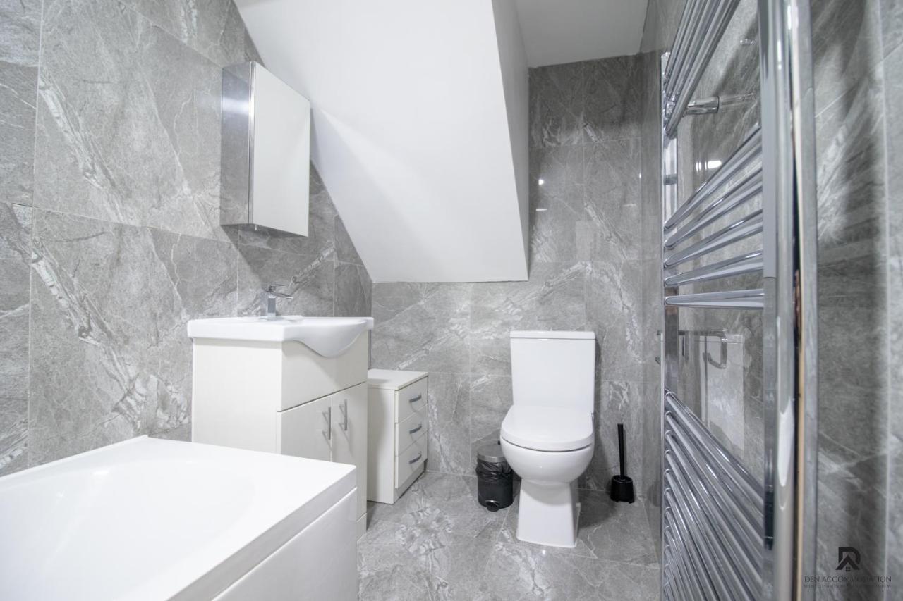 Newly Launched Two Bedroom By Den Short Lets & Serviced With Garden Londen