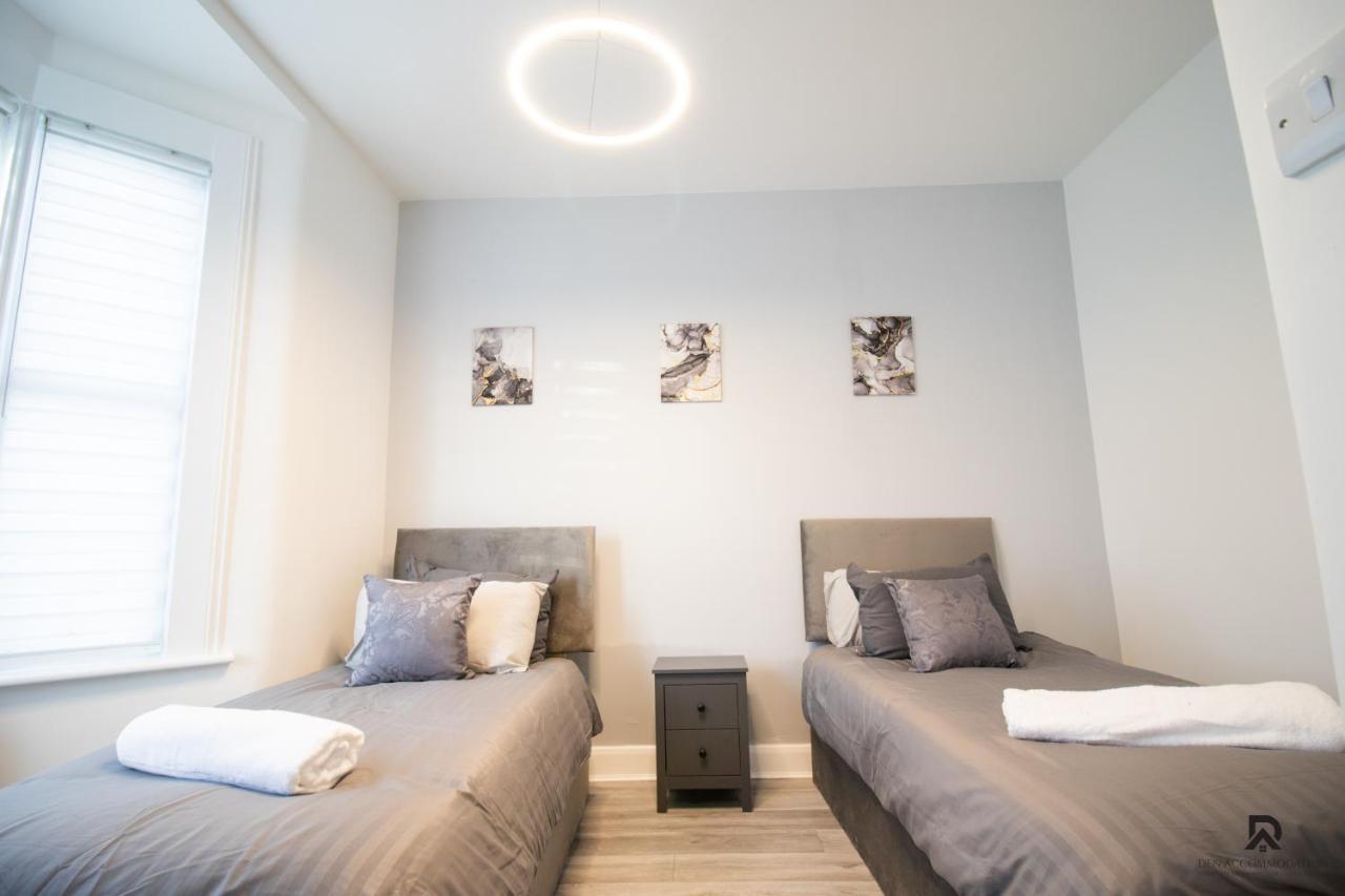 Newly Launched Two Bedroom By Den Short Lets & Serviced With Garden Appartement *