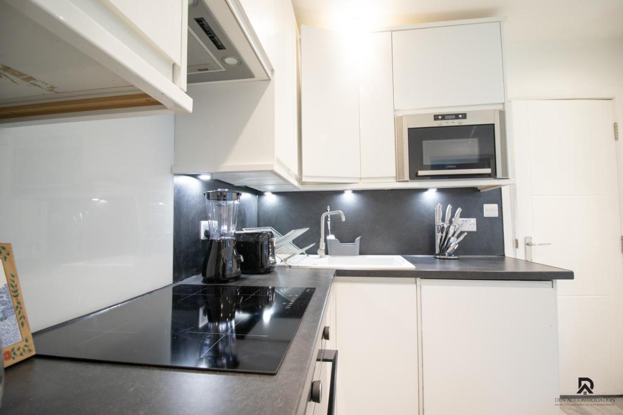 Appartement Newly Launched Two Bedroom By Den Short Lets & Serviced With Garden Londen
