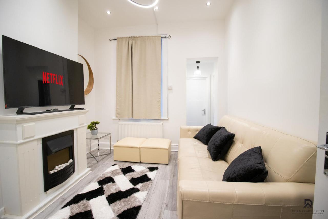 Newly Launched Two Bedroom By Den Short Lets & Serviced With Garden Appartement Londen