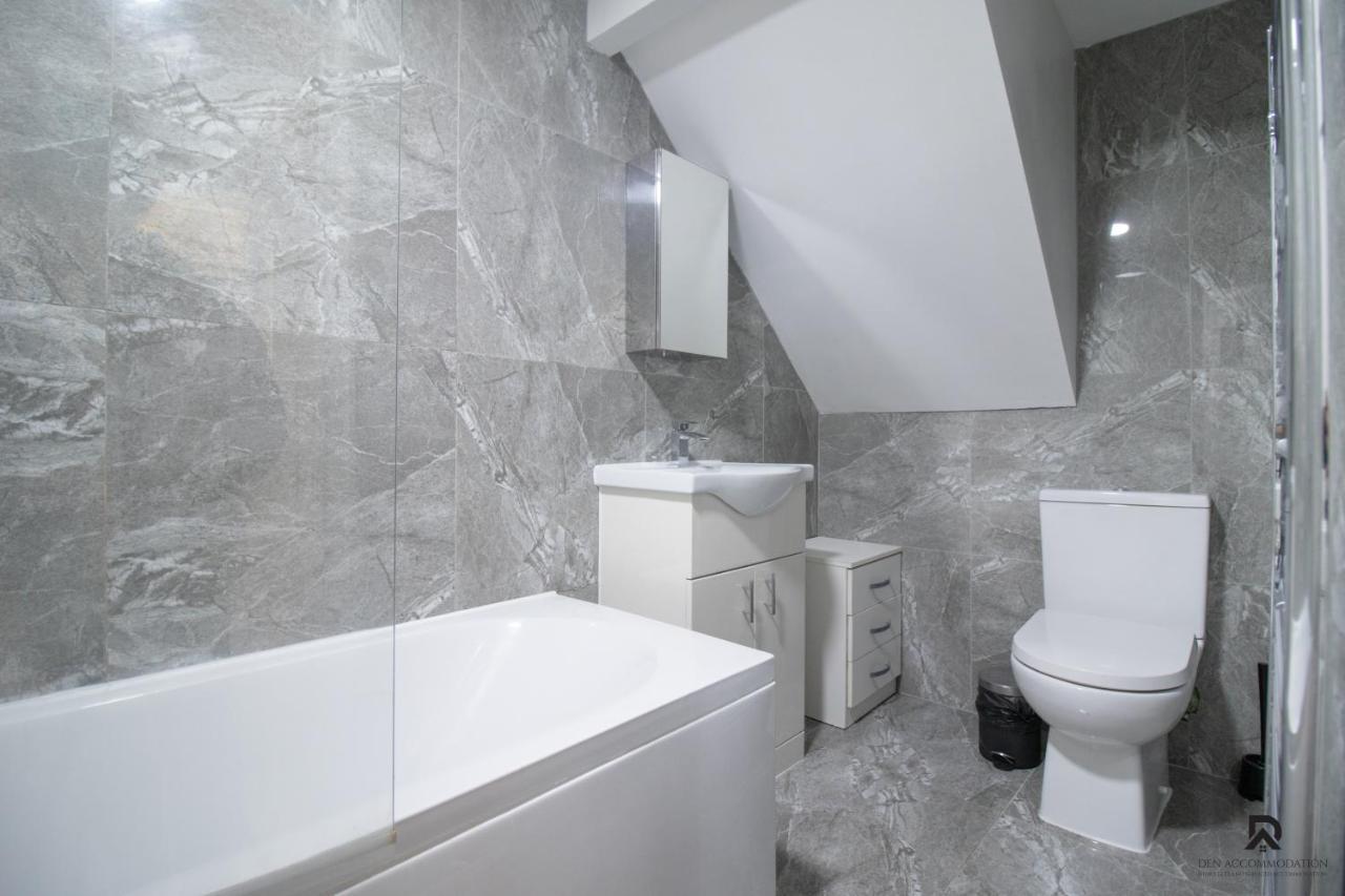 Newly Launched Two Bedroom By Den Short Lets & Serviced With Garden Appartement