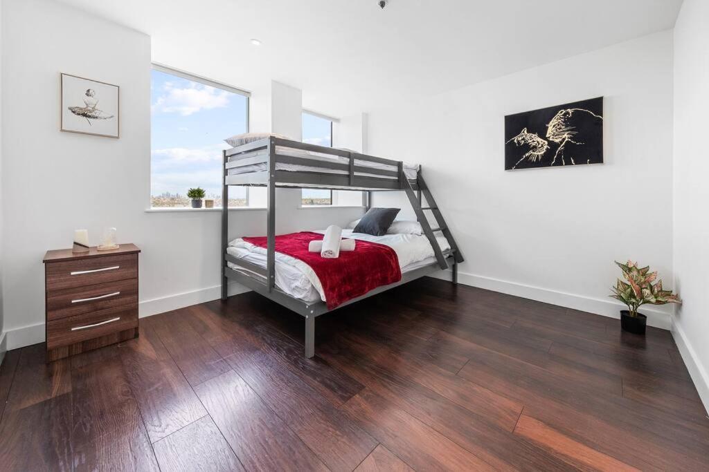 Apartment Brand New 20 Mins From Waterloo Bp34 London