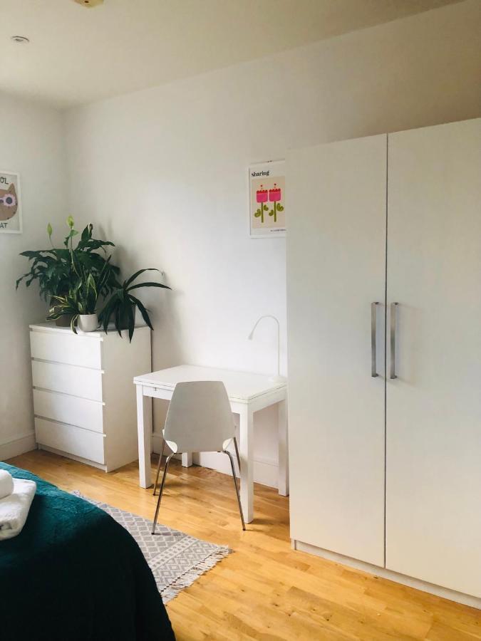 20 Min To London- 2 Bedrooms Apartamento Londres