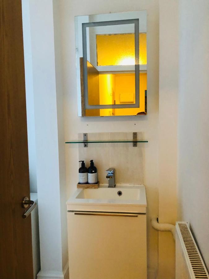 20 Min To London- 2 Bedrooms Apartamento Londres