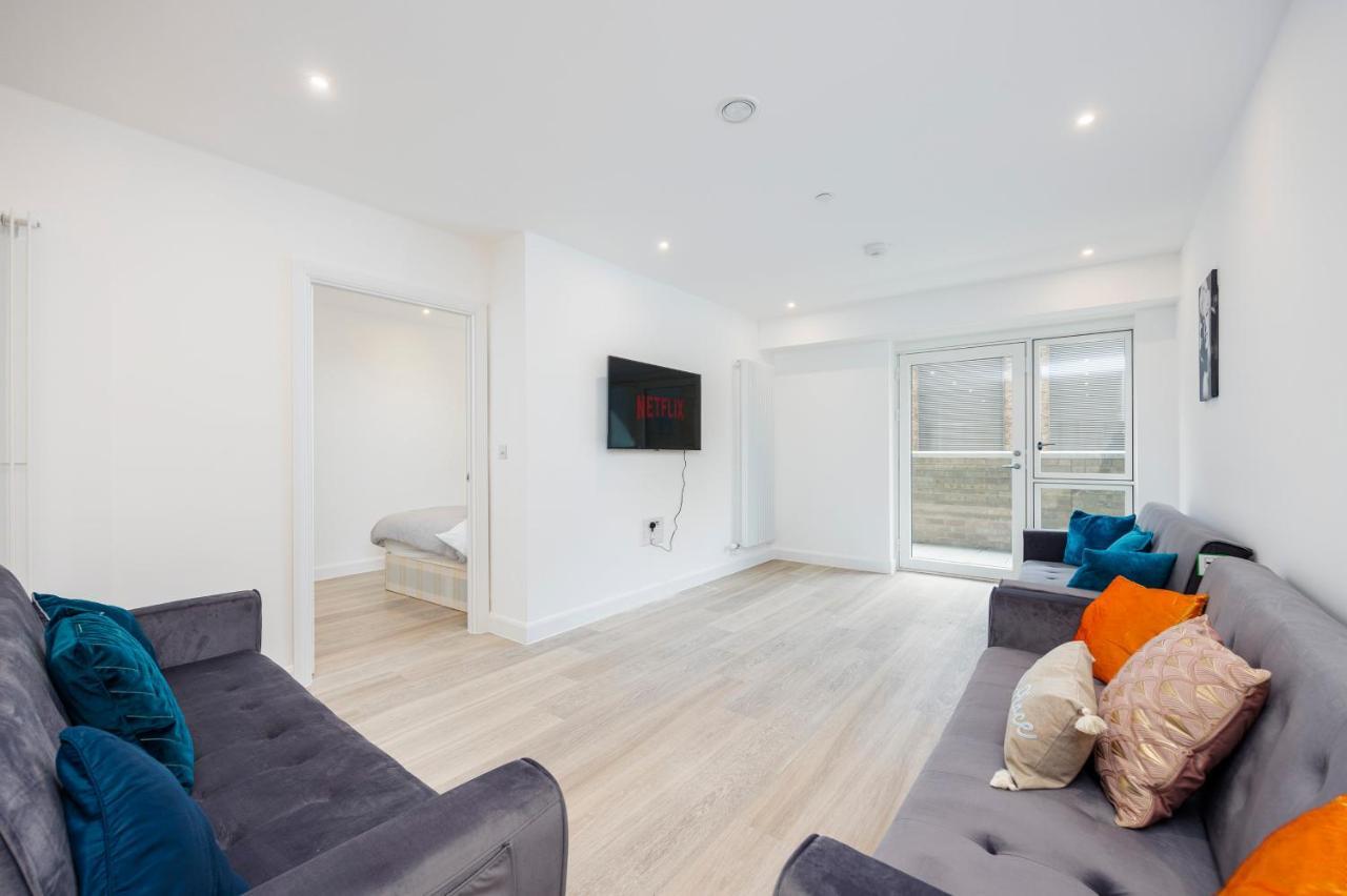 2&3 Bedrooms Near Excel - Modern Spacious For Larger Groups *