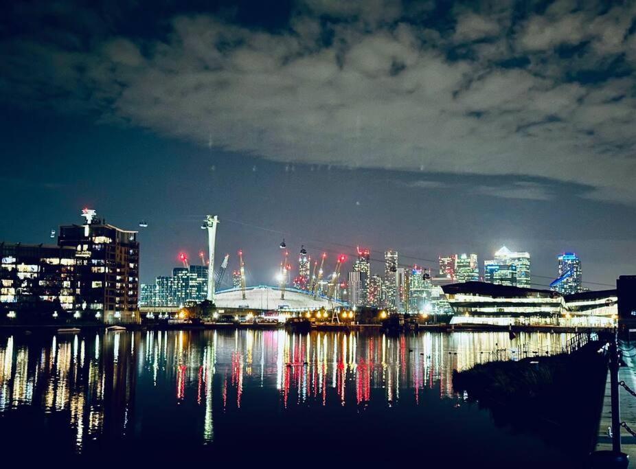 Modern 2br Wpatio & Free Parking, Canning Town Appartement *