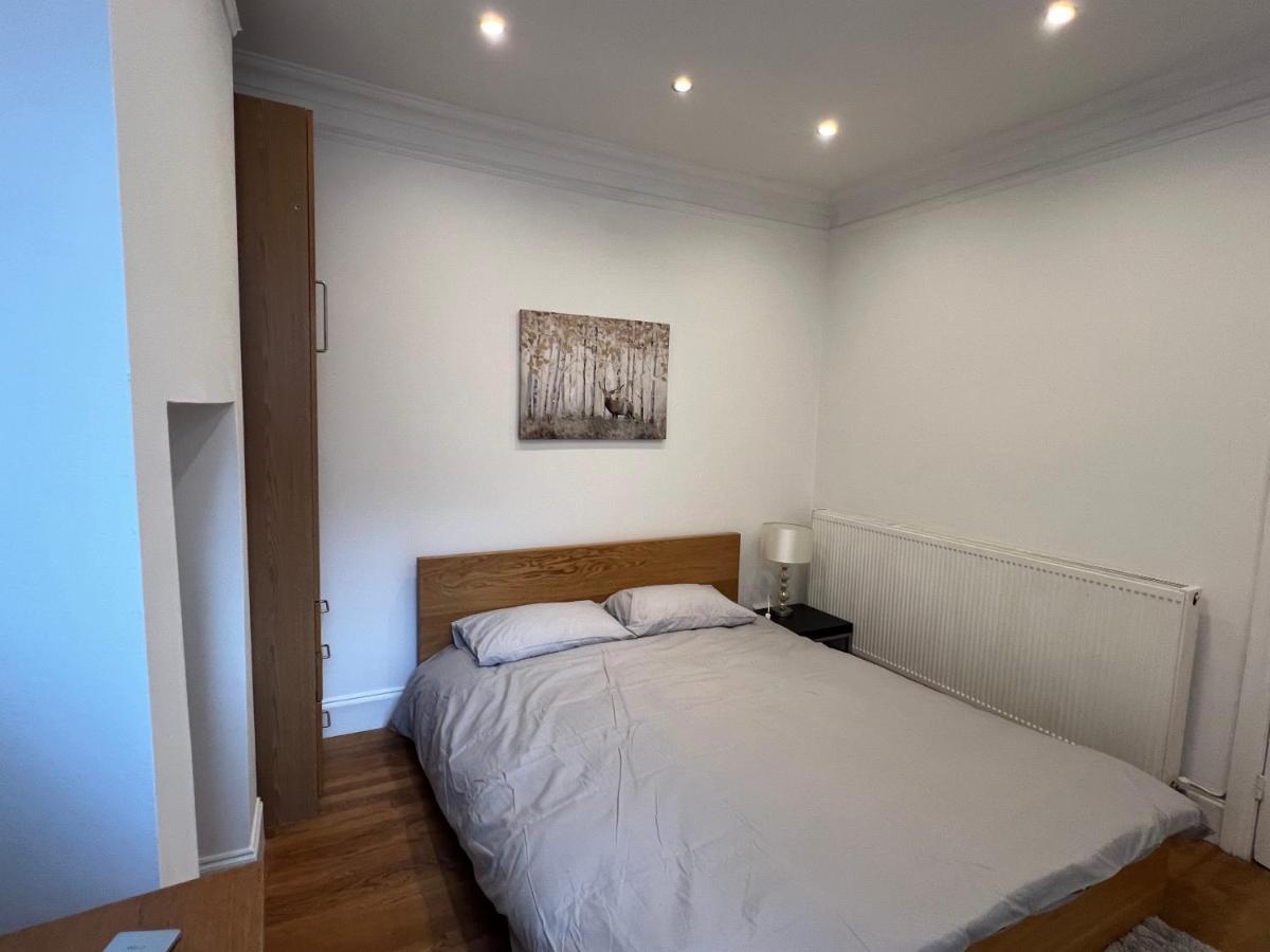 4 Bed House 10 Min Walk To Tube Casa de férias Londres