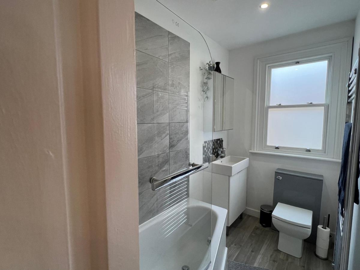 4 Bed House 10 Min Walk To Tube *