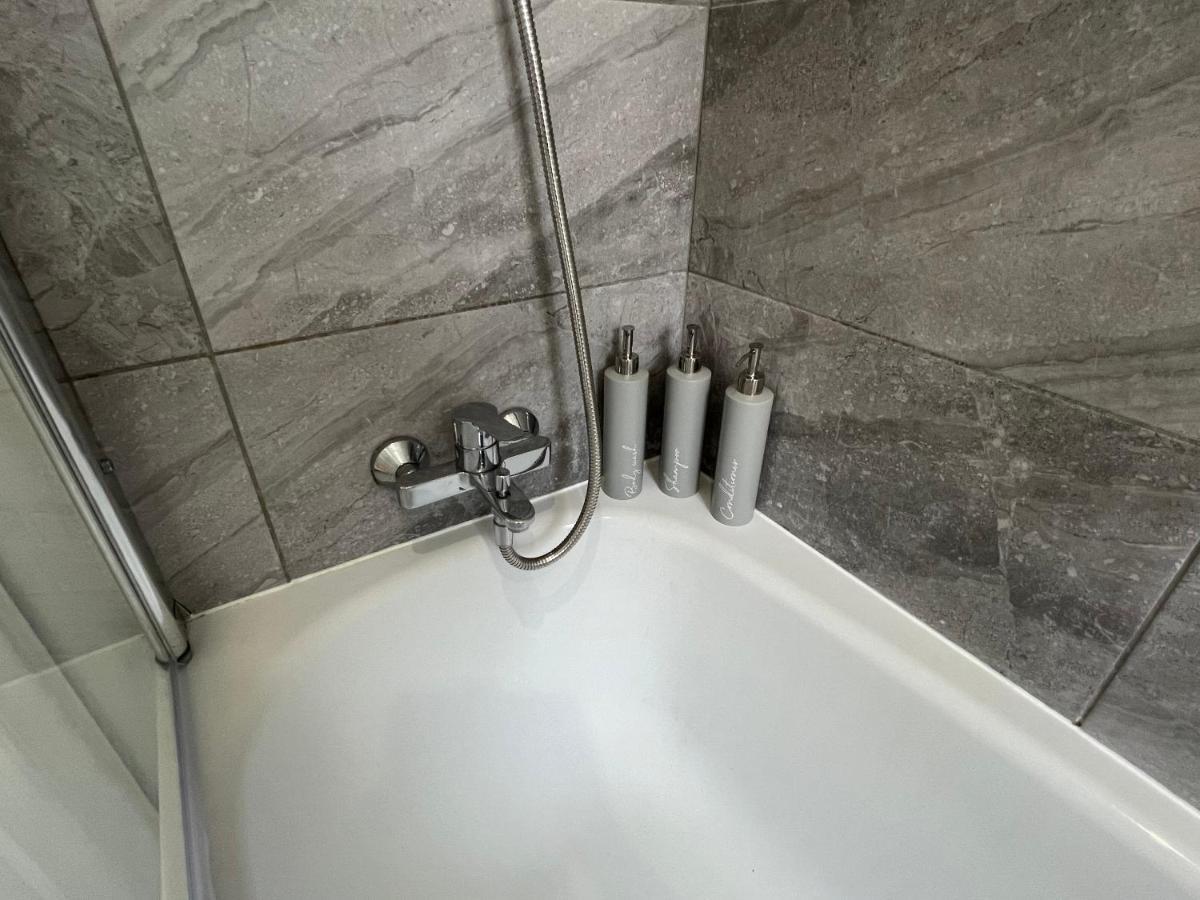 4 Bed House 10 Min Walk To Tube *