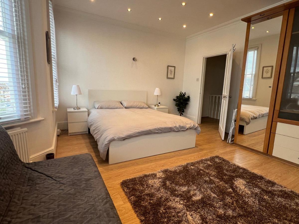 4 Bed House 10 Min Walk To Tube Casa de Férias