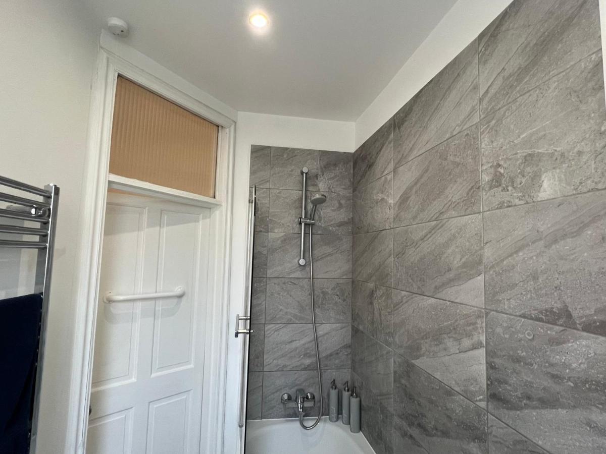 4 Bed House 10 Min Walk To Tube Casa de Férias Londres