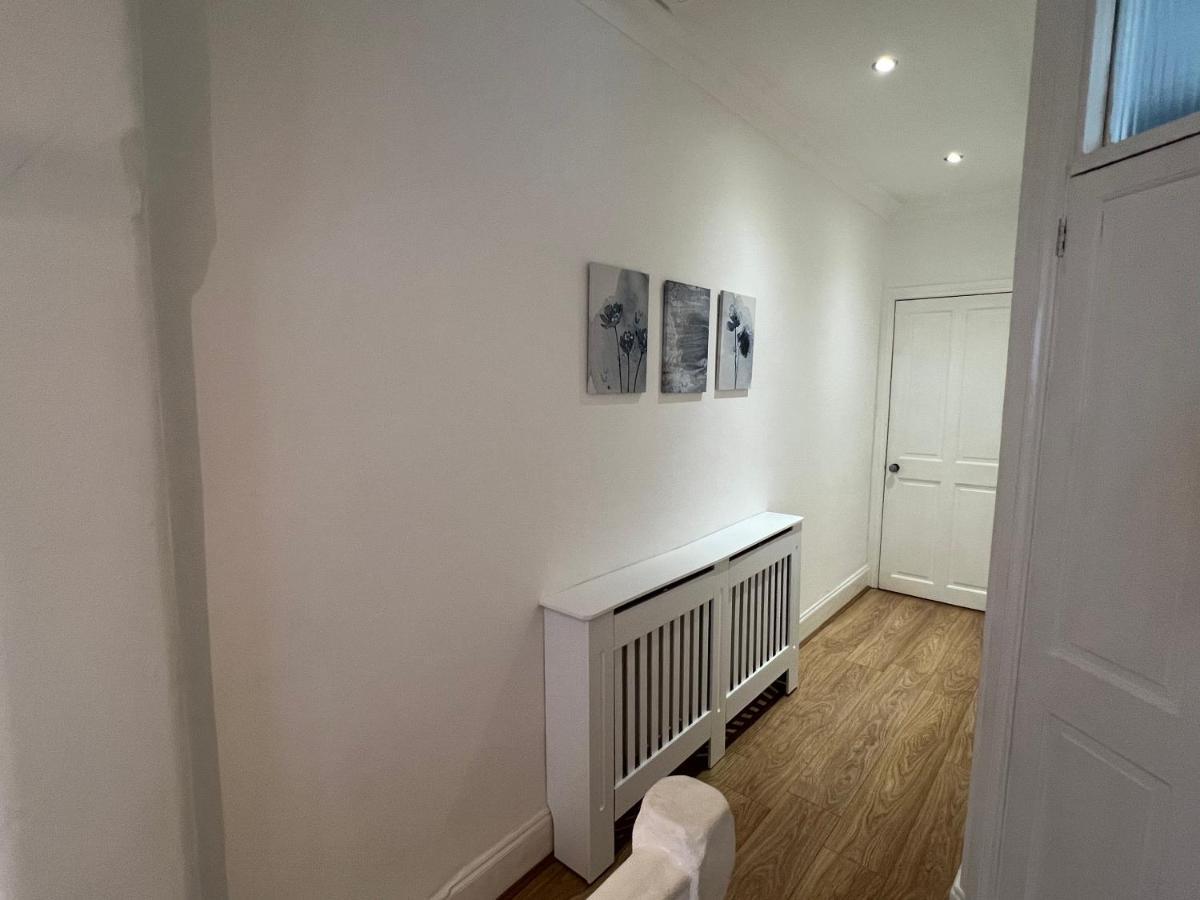 4 Bed House 10 Min Walk To Tube Casa de férias *