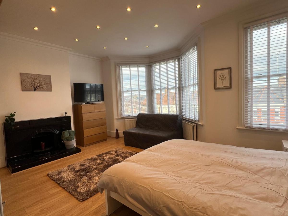 4 Bed House 10 Min Walk To Tube Casa de Férias *