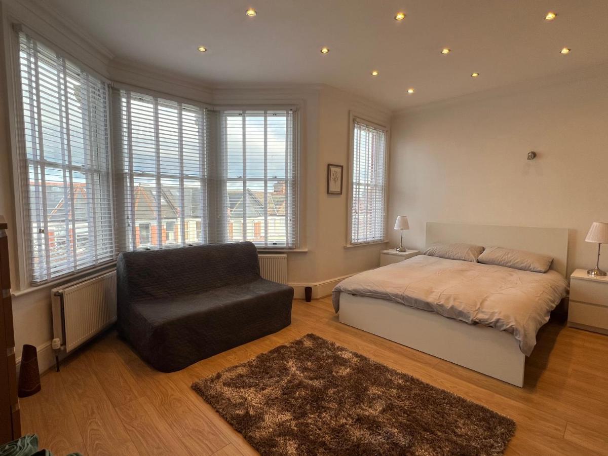 4 Bed House 10 Min Walk To Tube Casa de Férias Londres