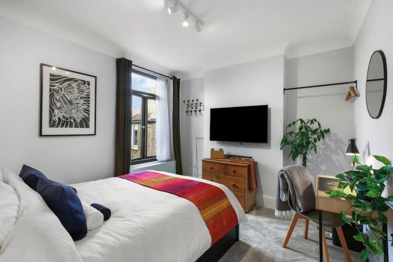 Modern Double Bedroom In 2 Londres