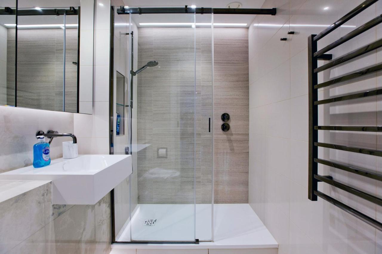 Fabulous Westfield 2 Bed Apartment