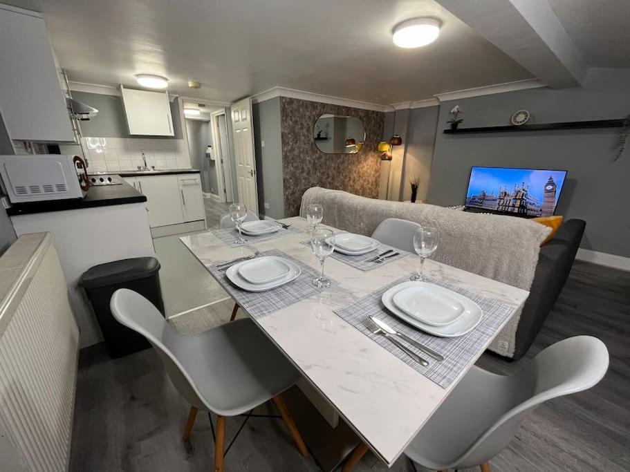 Modern With Stylish Terrace - Your Oasis!
