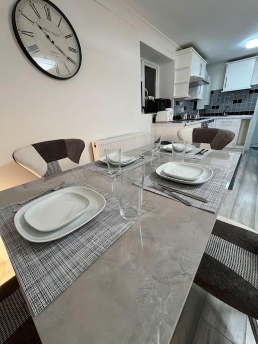 Modern & Stylish Haven In Heart Of *
