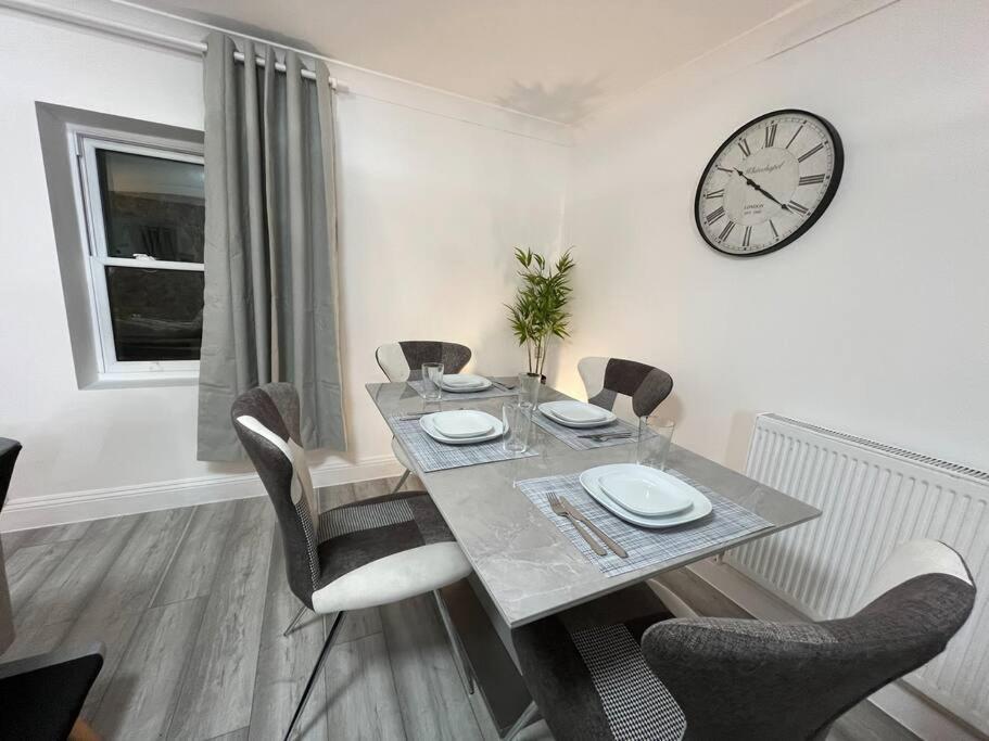 Modern & Stylish Haven In Heart Of *