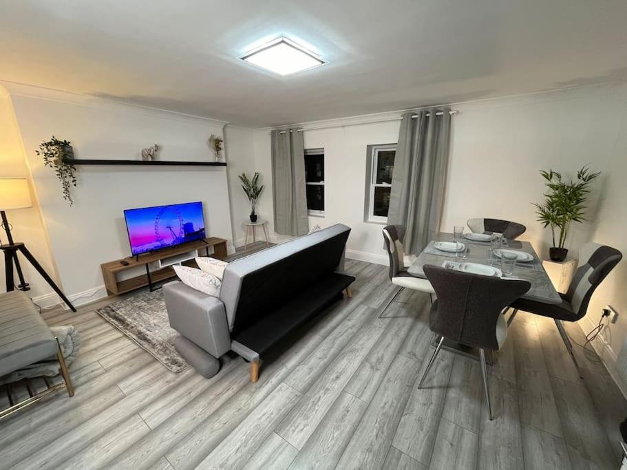 Modern & Stylish Haven In Heart Of Apartamento *