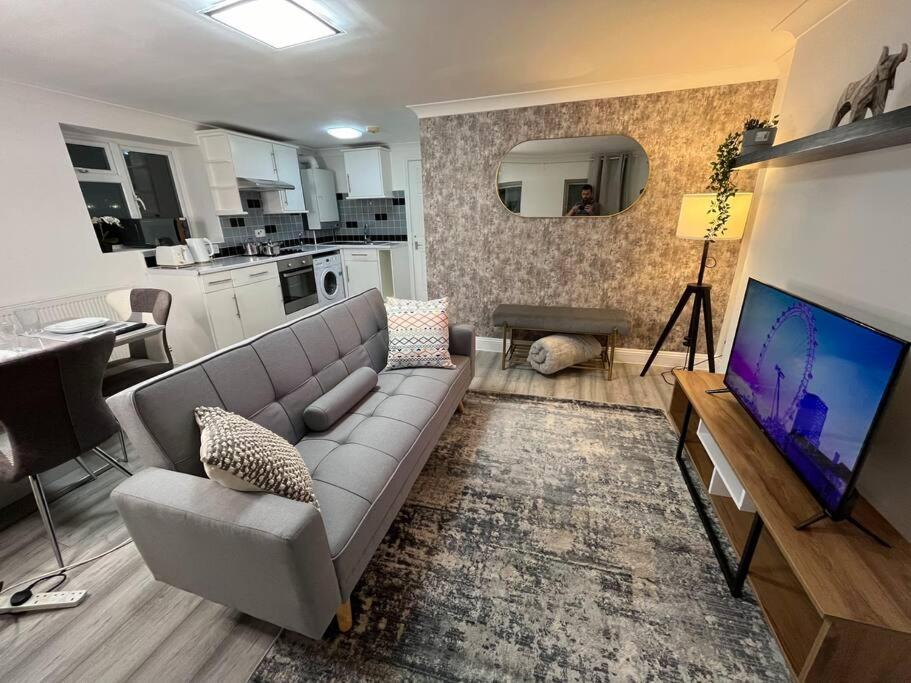 Modern & Stylish Haven In Heart Of Apartamento