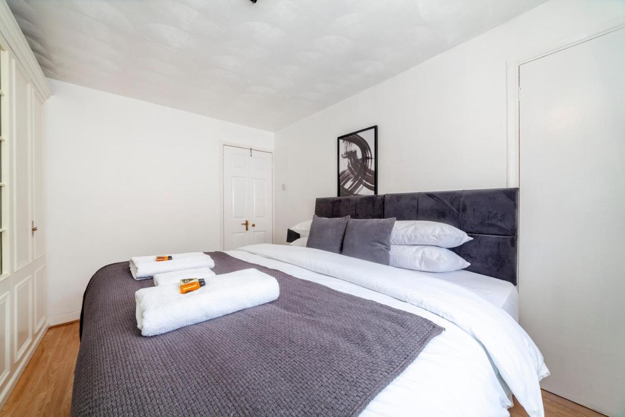 Stunning 3 Bed House With Private Garden, Woolwich Hébergement de vacances Londres