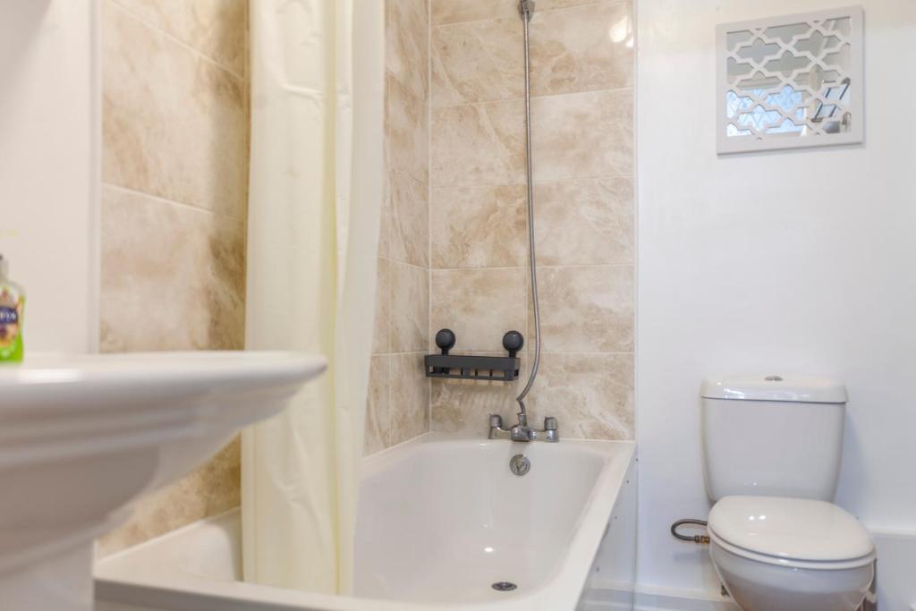 Amazing 1 Bedroom Apartment, Barons Court * Londres