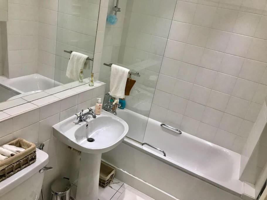 Stunning 2 Bed/2bath Flat In Heart Of Kensington Apartamento