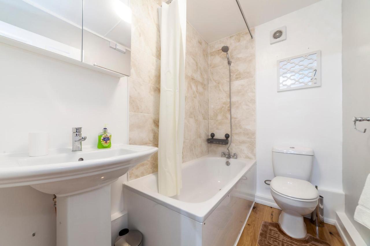 Amazing 1 Bedroom Apartment, Barons Court * Londres
