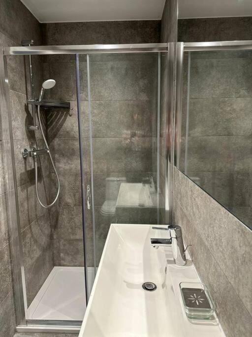 Stunning 2 Bed/2bath Flat In Heart Of Kensington Appartement *