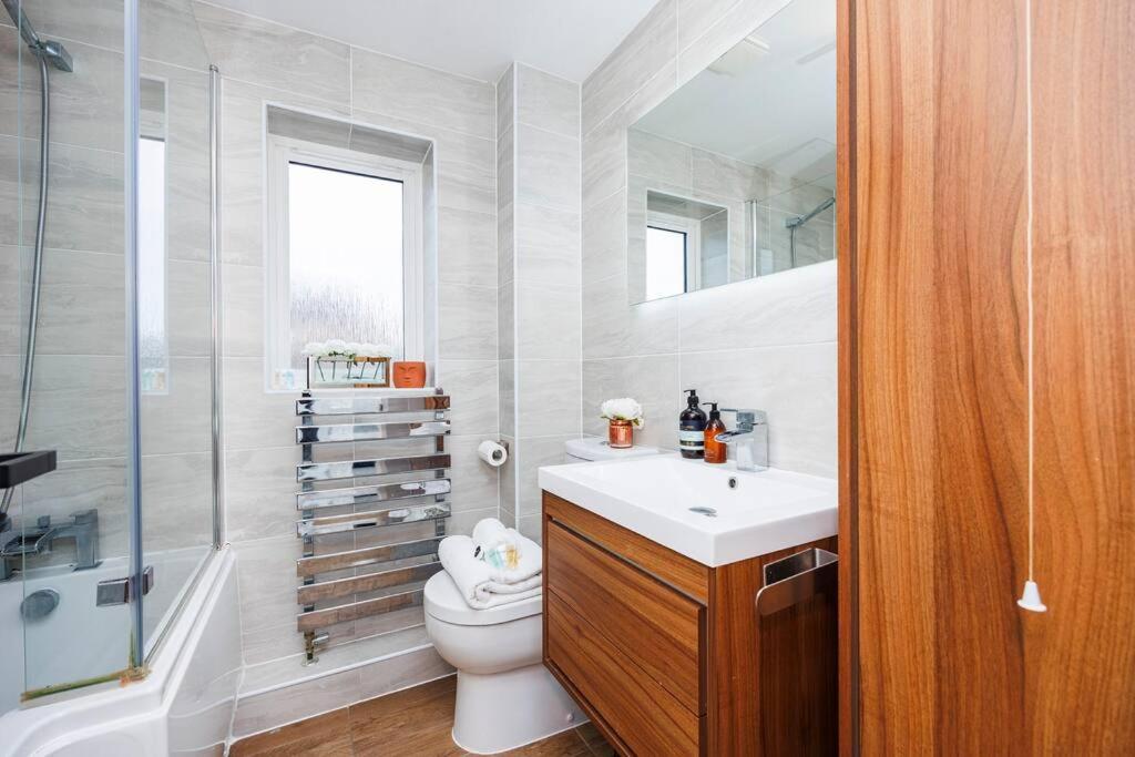 Stylish 3-bed East Contractors Parking Sleeps 5 Near Excel * Londres