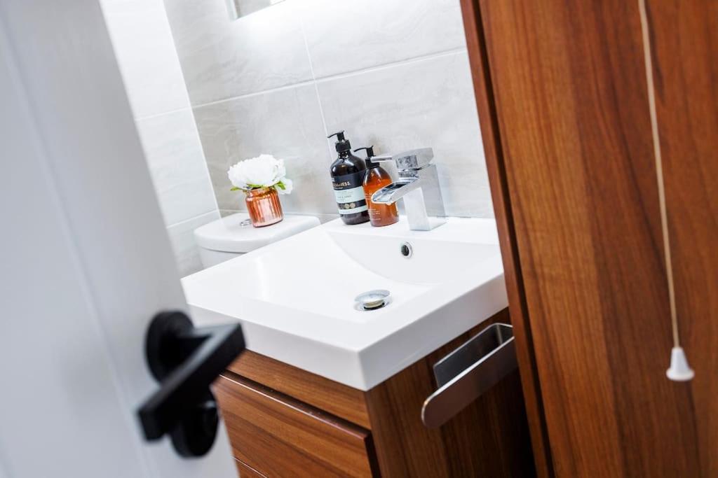 Casa de Férias Stylish 3-bed East Contractors Parking Sleeps 5 Near Excel *